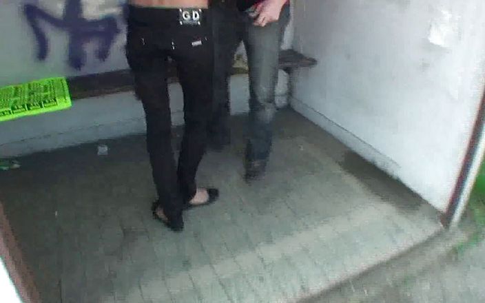 Hot Euro Girls: काले बाल वाली किशोरी को उठाया और दो लंड की सवारी कर रही है