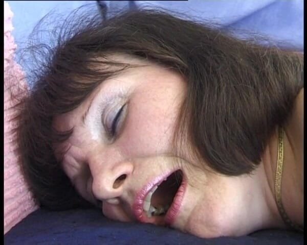 YOUR FIRST PORN: Hausfrau Janine - Geil Auf Muschi Rasieren Und Dildospiele - Housewife Janine -...