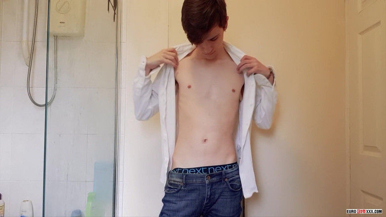 Euro boy xxx: Garoto suave no banheiro