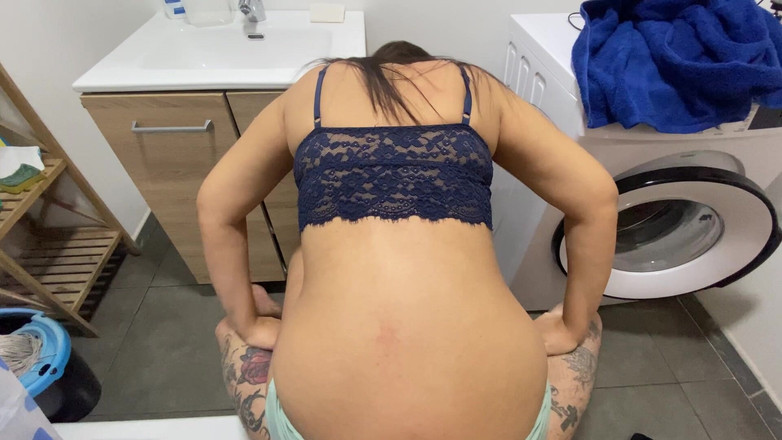 ZeusAndPinkipai: Dekat bilik air dengan adik tiri panas saya! Saya tidak...