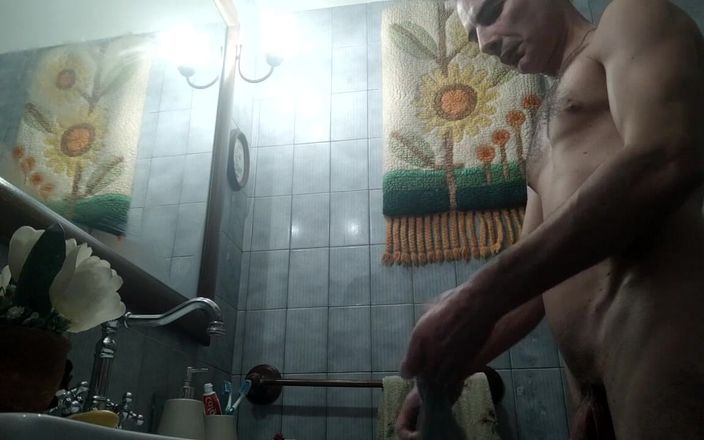 Cevideos: Genius naked in bath