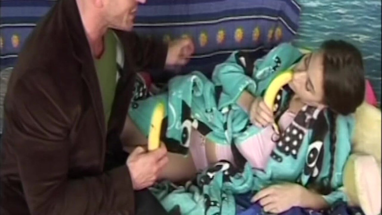 RetroTrashX: Lo studente si fa male nella buca