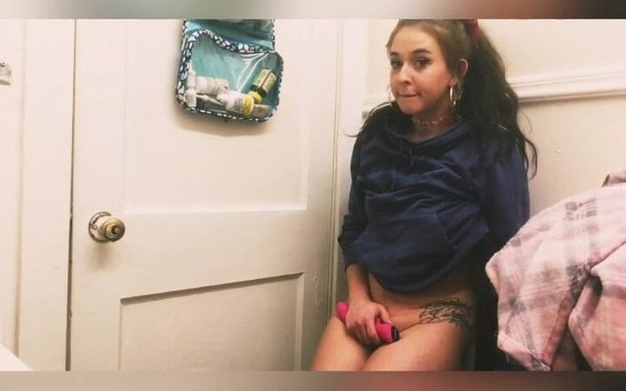 Alli Anderson: 偷偷地在浴室里玩得开心