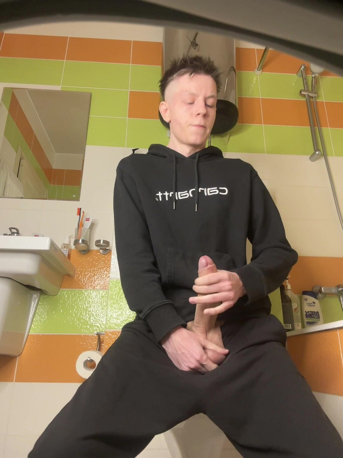 Morflot24: Шаловливый соло-удар горячего твинка