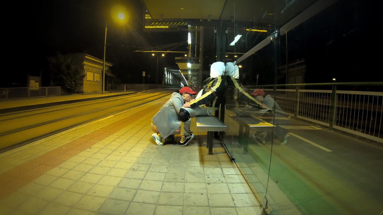 DedeDeville: Opravdu riskantní sex na autobusové zastávce s mladou nevlastní sestrou,...