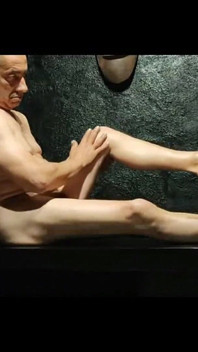 Tuga muž si předá olej na nohy