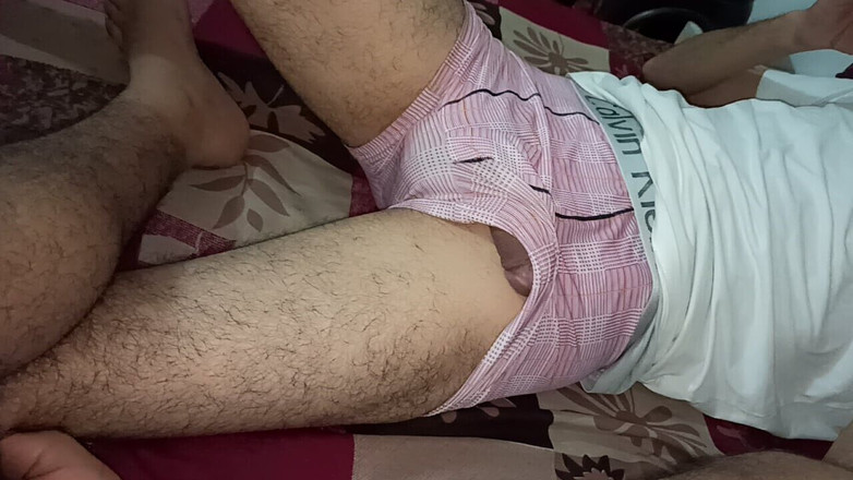Desi__Panda: Wow primera vez sostiene a mi hermanastro con la gran...