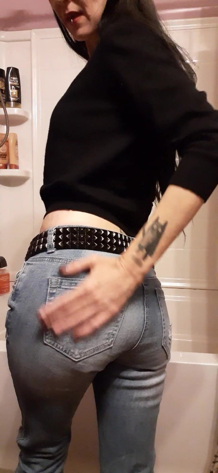 PandoraSG: Uctívání zadku a čůrání