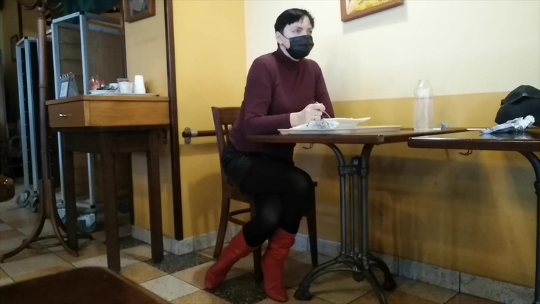 Mature_cunt: Orgasme met gekruiste benen in café