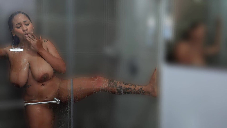 GIULIANA_BIG: Брюнетка з великими грудьми торкається у ванні після фізкультури