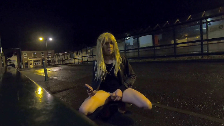 The Midnight Minx: Masturbare ocupată în stația de autobuz