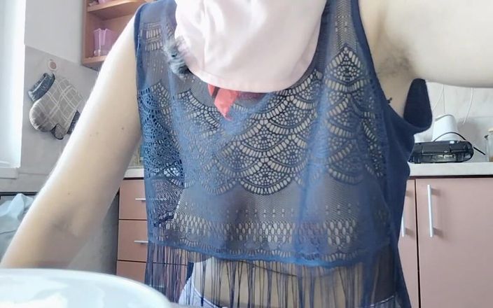Amateur_MS: 毛茸茸的黑发阴户，大奶子，性感的多毛女人在厨房。