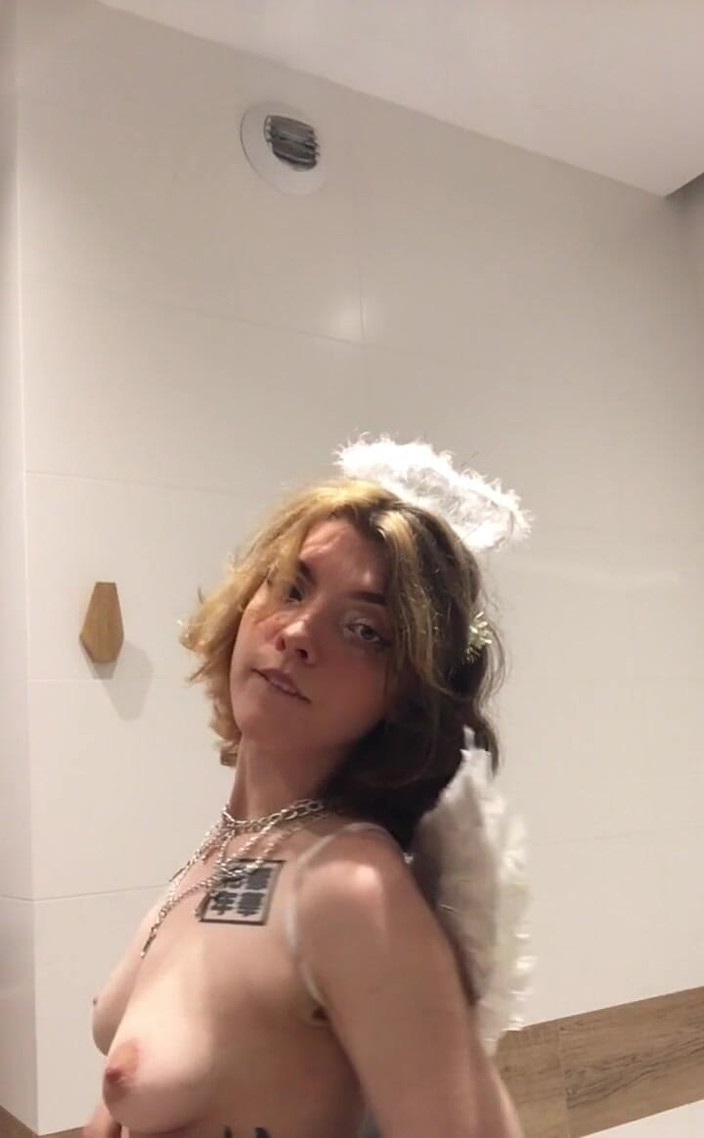 Soft Vulgar: Я могу быть твоим ангелом я развлекаюсь с моими костюмами в последнее время, я надеюсь, что тебе это нравится тоже