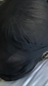 Cagoulée avec des collants super puants et attachée comme un putain de cochon !