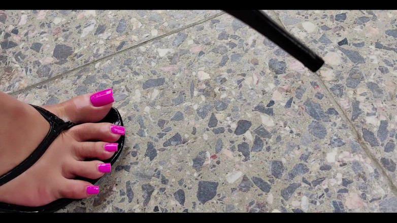 Goddess Lena: Мої ноги вимагають вашої уваги