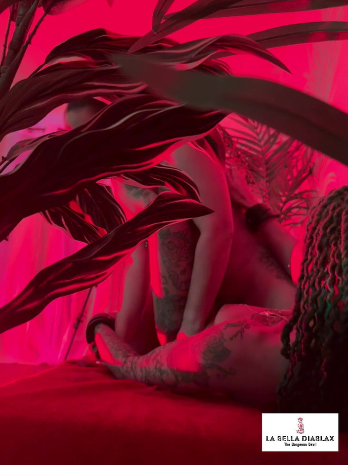 LaBellaDX: Червона пристрасть за лаштунками з wetkittycity