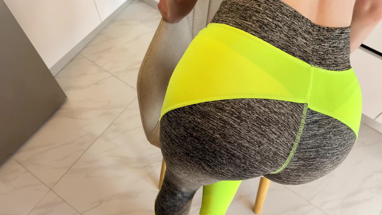 ArinaMills: Kamarádova prsatá macecha neočekávaně vykouří a ošuká mě - ruský amatér...