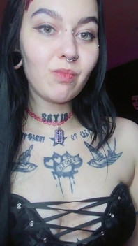 Sexy alternativní brunetka pije perlivou vodu a říje