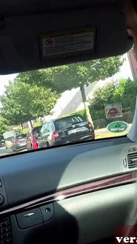 Une Salope Blonde Allemande Fait Une Pipe Avec Un Homme Étrange