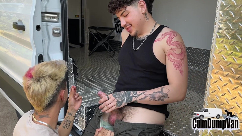 Cum Dump Van: Offentlig Fångad Suger Stor Kuk Avsugning Sväljer Sperma