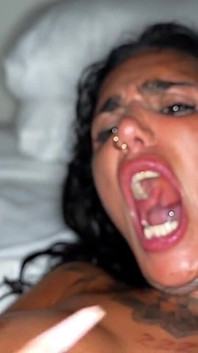 İki çılgın orta yaşlı seksi kadın büyük bir büyük zenci yarağını paylaşıyor
