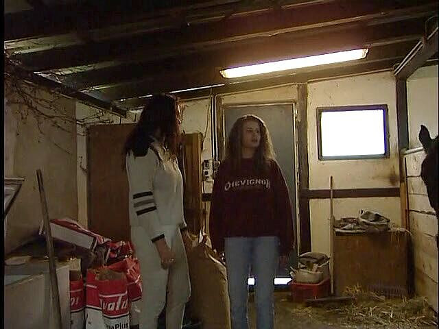 Lucky Cooch: Dua awek bercakap antara satu sama lain