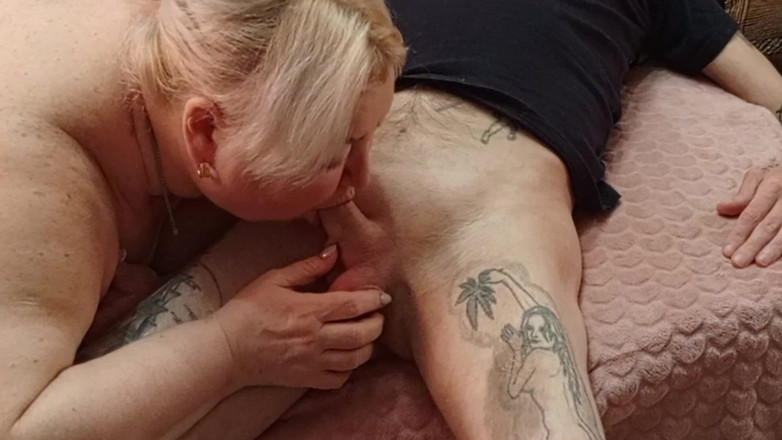 Zona901: Vecina ordeña mis bolas chupando y tragando semen