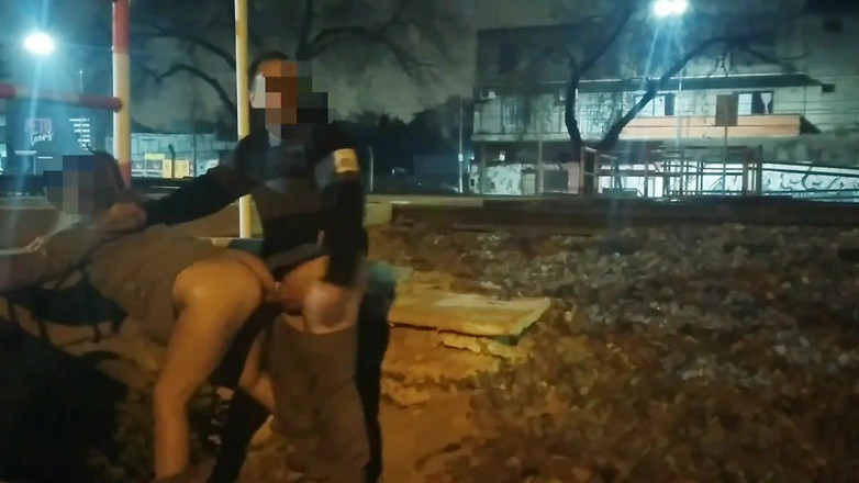 Activecouplearg: Fată care se expune goală pe stradă futându-se în voyeuri publici și...