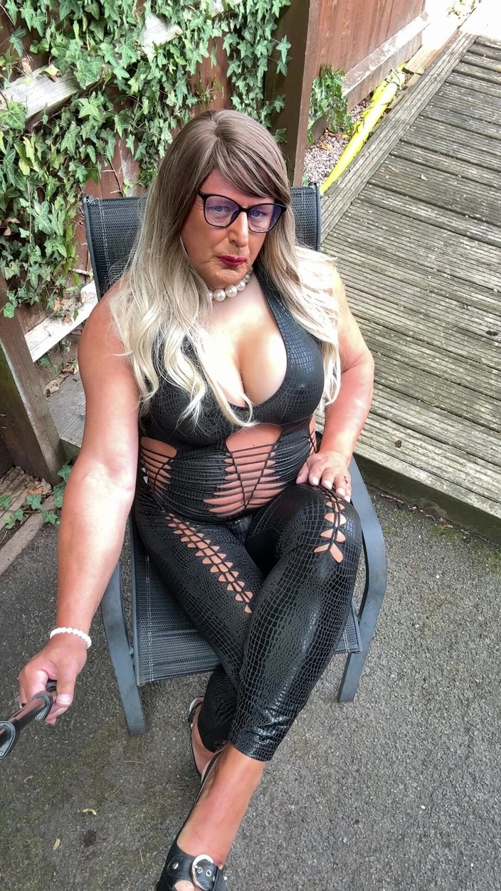 Kellycd2022: 穿着黑色 pvc 紧身连衣裤和高跟鞋的性感 Crossdresser Kellycd2022