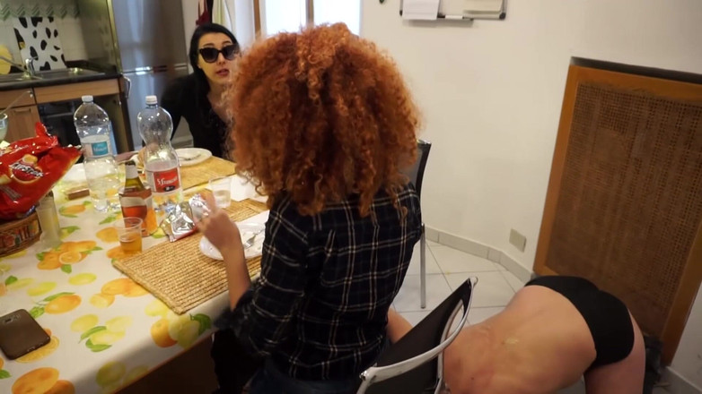 BDSM Deutschland: 昼食の屈辱 服従的な奴隷が床で食べる