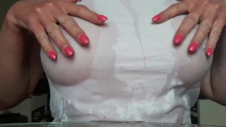 Aqua Pola: Orgasmo e raffreddamento dei capezzoli bagnando la mia maglietta