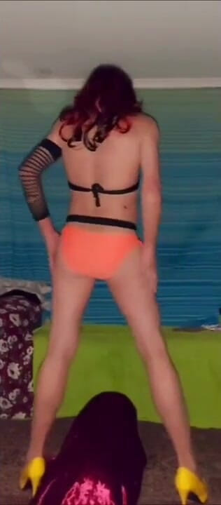 Lizzaali: Oranje bikini speelscène 3
