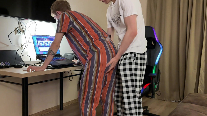 Ethan Lestray: Distratto il ragazzo dal gioco, dato al ragazzo un rimming...