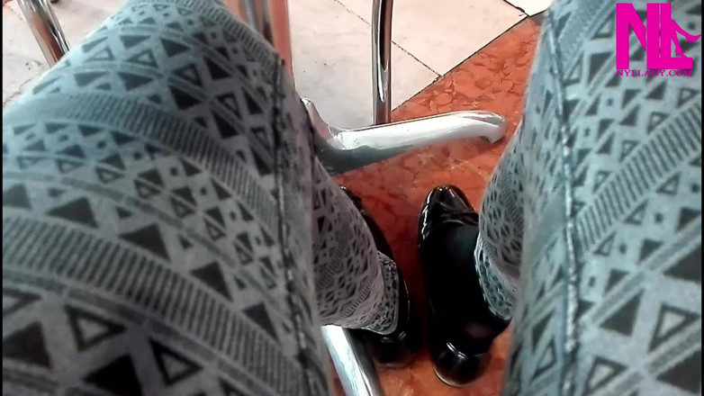 Nyllady: Juego de zapatos en mis pisos negros en un bar