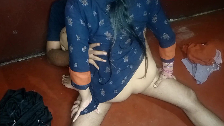 Queenrima: 村Bhabhiハードコア積とともにDevarにDesi後背位スタイル