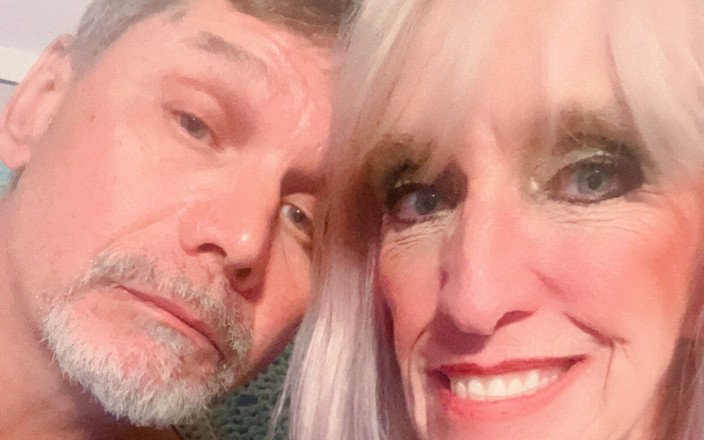 Jenniloves69: मुझे बस अपने रसदार होंठ लेना और उन्हें उसके बड़े लंड के चारों ओर लपेटना पसंद है, यह बहुत स्वादिष्ट है!