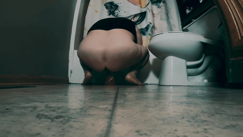 SexyNEBBW: Bathroom dildo