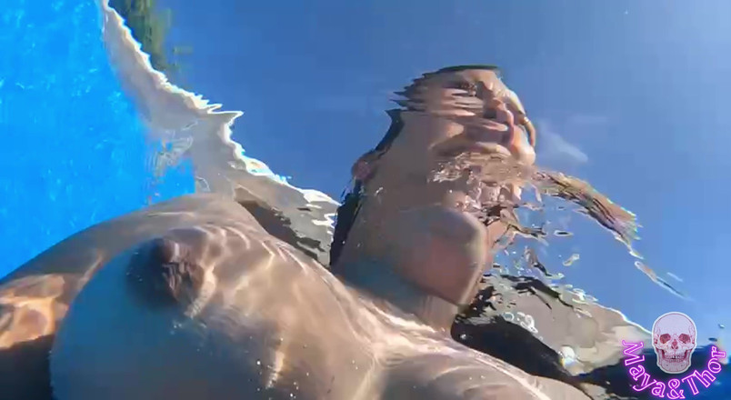 Mayay Thor X: Volgeling raakt mijn poesje aan in het openbare zwembad