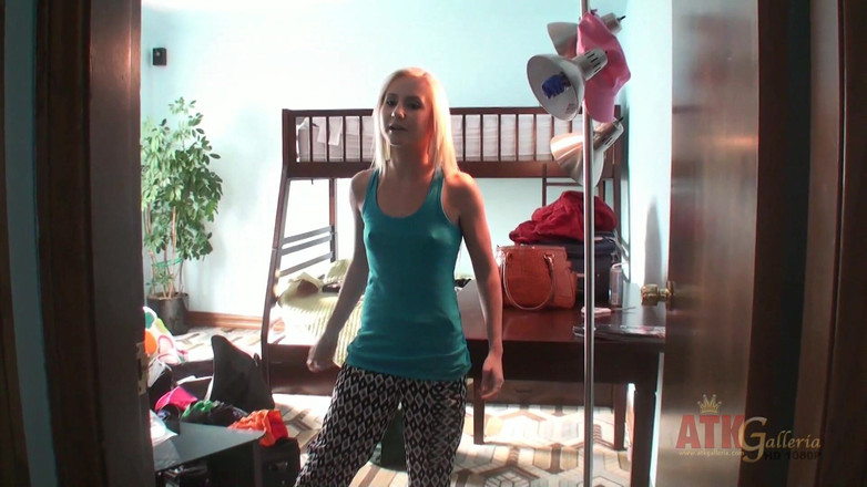 ATKIngdom: आराध्य Odette Delacroix के साथ पर्दे के पीछे शूटिंग दृश्यों के बीच उसे चटपटी हो रही है