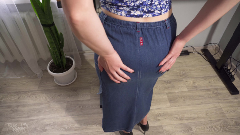 Teasecombo 4K: Milf-secretaresse in Jean-rok plaagt zichtbare pantylijn