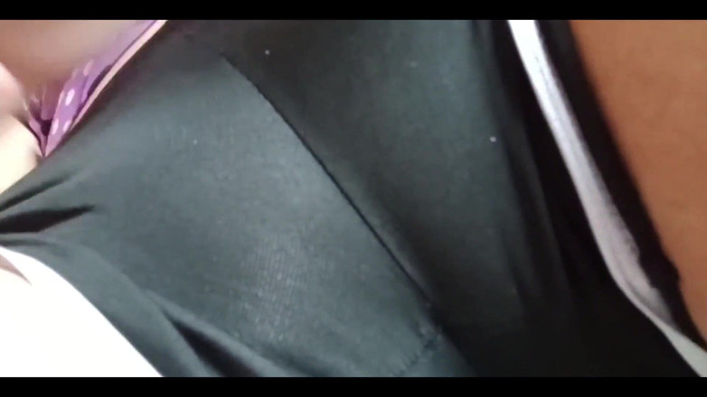 Yulieth Gomez: 穿着睡衣的可爱女孩在继父的床上抚摸她的屁股并高潮