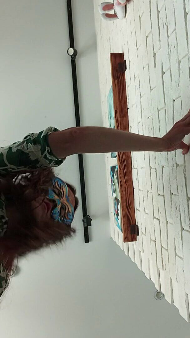 BW_Dolphin: Kurator seni tanpa celana dalam dengan gaun pendek.