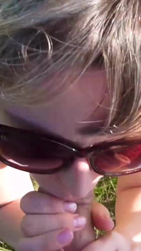 Loira chupa pau grande e masturba pau ao ar livre