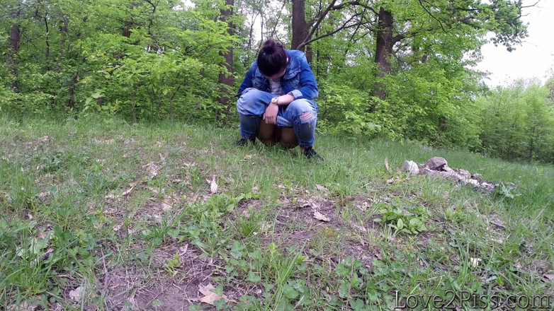 Love 2 Piss: All natural - Ingrid is peeing and wiping herself with a...
