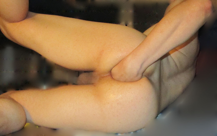 Self-penetrater: Schönes selbst-dildo-fisting guy.mpg