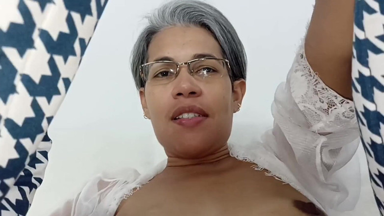 Swingersamateur40: Мої сексуальні стосунки з моїми зведеними сестрами почалися з мастурбації.