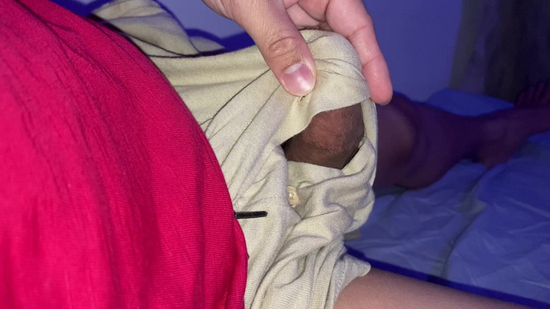 Great J: Mengusik di atas katil dengan zakar keras di dalam pendek