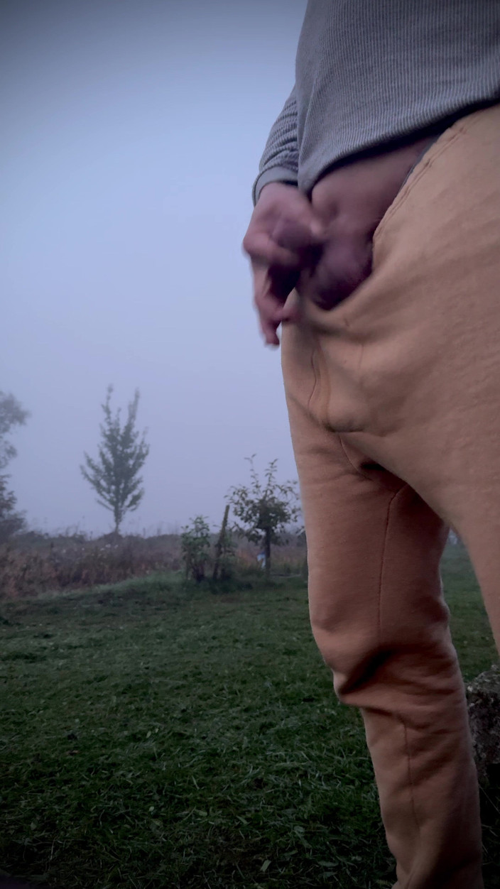 White Ukrainian Dick: मैं मूत रहा हूँ।