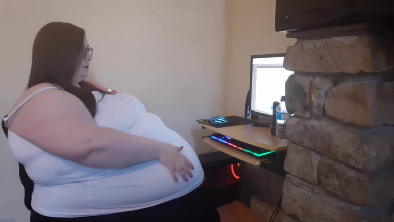SSBBWLadyBrads: SSBBW worker at the office after dark