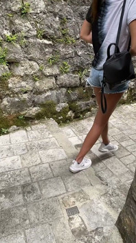 Kami hampir ditangkap berkongkek di tangga di Montenegro